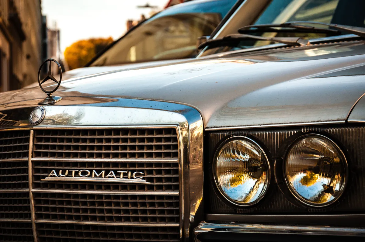 Detalle macro de la parrilla y el emblema de un Mercedes-Benz clásico