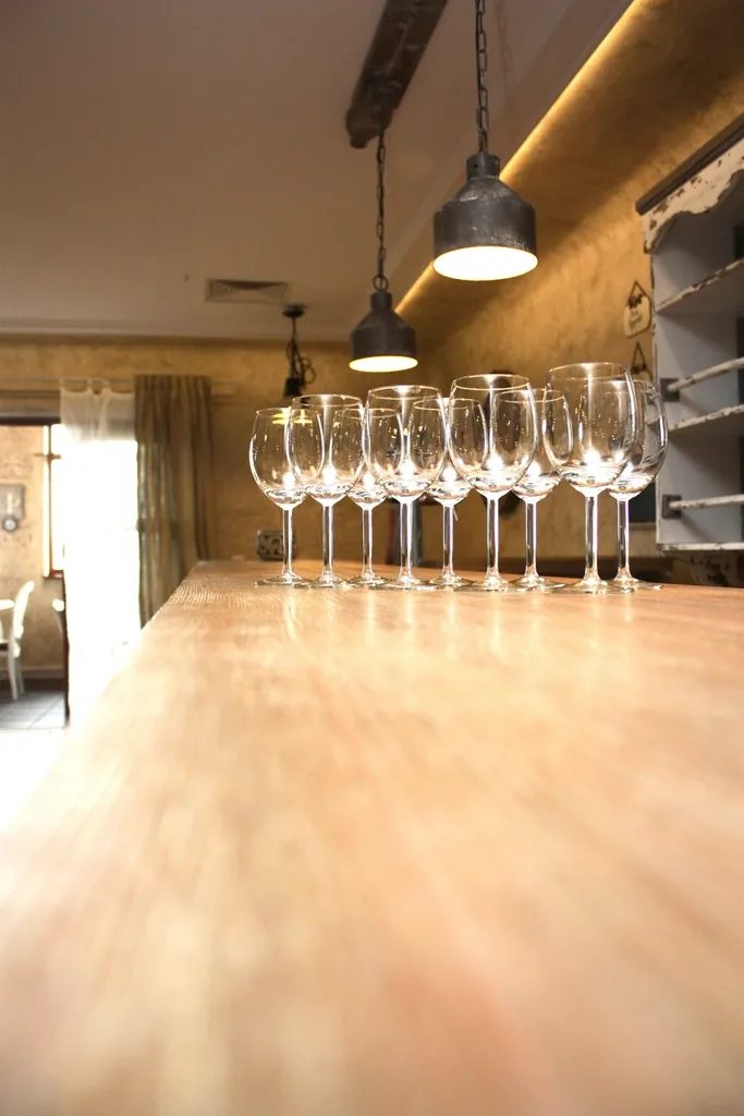 Una hilera de copas dispuestas en la barra, listas para los invitados