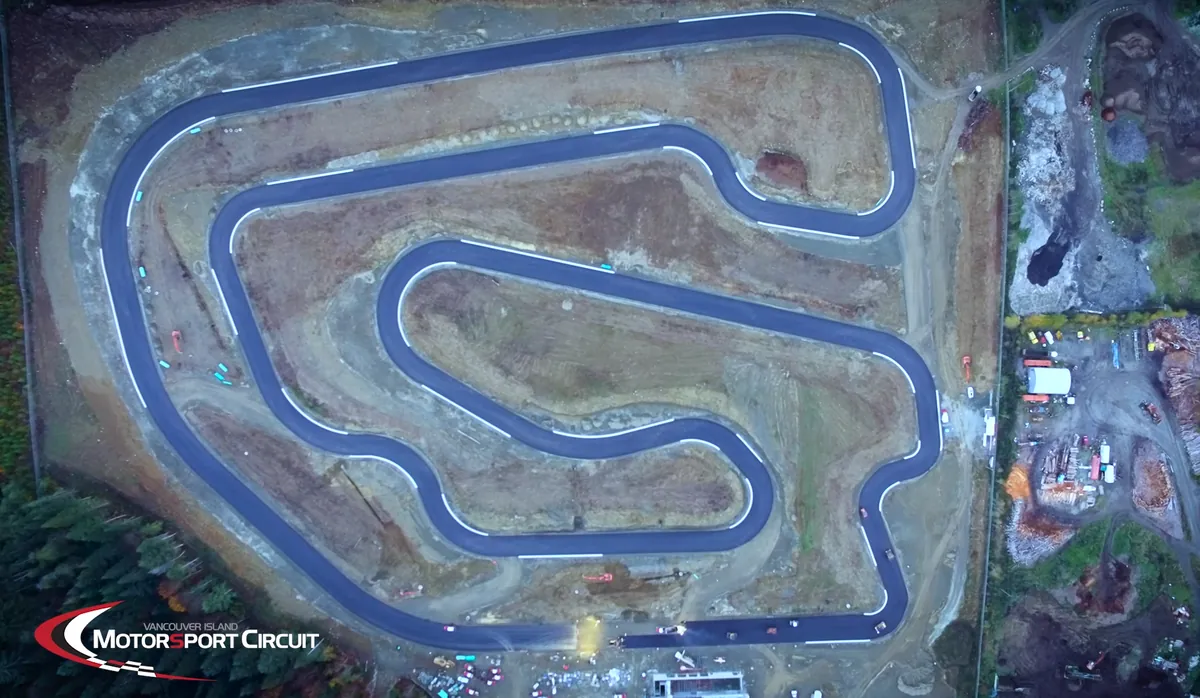 Vista aérea de un circuito privado de motorsport tallado en el paisaje